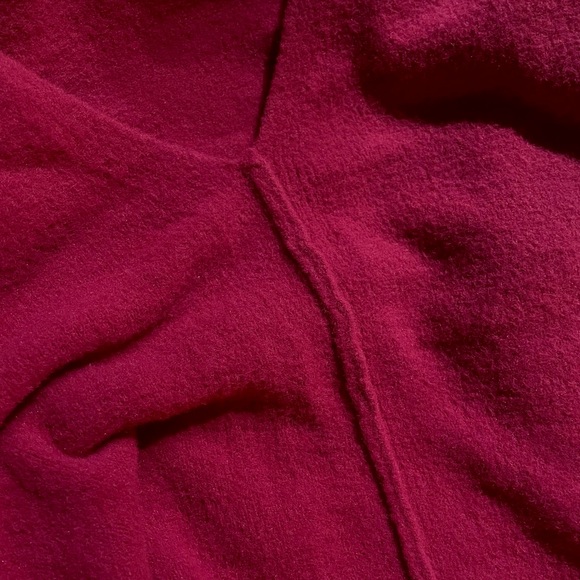 Aritzia wilfred free knit v-neck sweater in hot pink cherry plum color - Picture 3 of 4